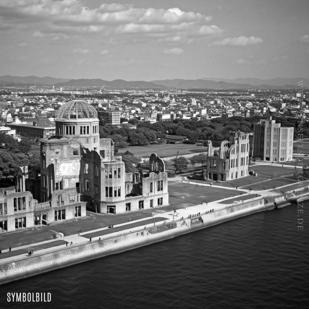 Im Anschluß wurde mir die Stadt Hiroshima gezeigt, wie sie einige Jahre oder Jahrzehnte später aussah. Dieses Nachricht enthielt auch den Hinweis, dass die Menschen noch heute unter den Auswirkungen des Bombenabwurfes leiden.